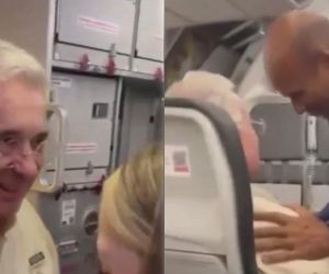 Álvaro Uribe recibiendo saludos en el avión.