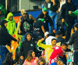 El enfrentamiento entre hinchas de Nacional y Junior, el pasado jueves en Medellín.