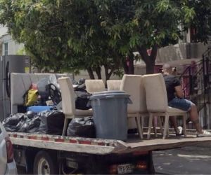 El vehículo, identificado con la placa TPX353, llevaba un hombre encima de la carga, poniendo en riesgo su vida.