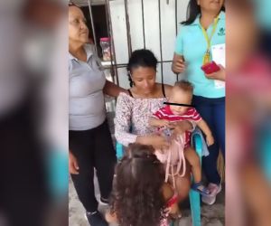 Mujer con los menores.