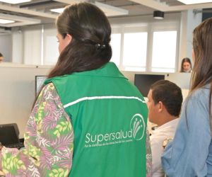 Funcionarios de Supersalud durante la intervención a Coosalud EPS.