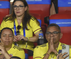 'Mane' Díaz acompañado de su esposa Cilenis Marulanda, en las tribunas del estadio Metropolitano.