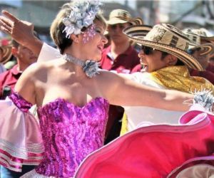 Verónica Alcocer bailando en el Carnaval de Barranquilla 2023.