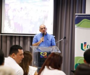 Encuentro del alcalde Carlos Pinedo con líderes de comerciantes en la ciudad.