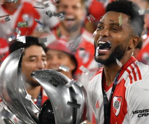 Miguel Ángel Borja celebra con el trofeo que consagró a River campeón de la Supercopa.