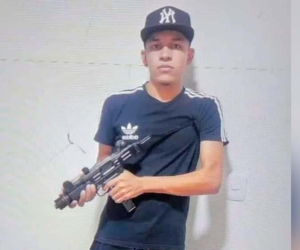 Jorge Luis Padilla Mejía posando con una arma de largo alcance.