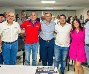 Foto de campaña. De izquierda a derecha: El candidato a la alcaldía Carlos Pinedo, el candidato a la gobernación Franklin Lozano, Juan Carlos Dávila, Jorge Arguelles (candidato al Concejo), Ángela Cedeño (candidata a la Asamblea) y Manuel Julián Dávila, presidente del Grupo Daabon.