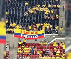 "Fuera Petro": el mensaje que ondeó en el debut de la Selección Colombia