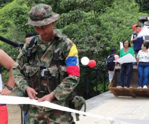 Polémica por participación de disidencia de Farc en inauguración de puente en el Cauca