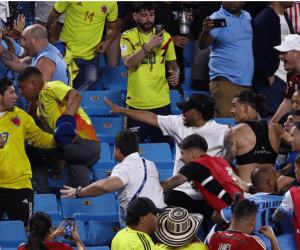 Jugadores uruguayos armaron trifulca con hinchas colombianos en la tribuna