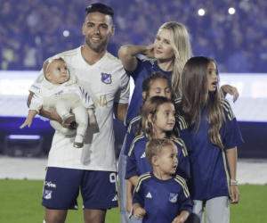 Falcao García acompañado de su esposa e hijos.