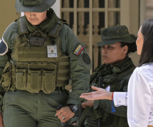 María Corina Machado votó en medio del desprecio de militares