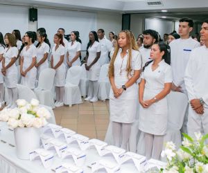 30 estudiantes de noveno semestre del Programa de Enfermería recibieron los símbolos de la luz para iniciar prácticas profesionales.