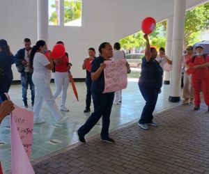 Trabajadores de Cardiovida exigiendo el pago de sus salarios atrasados.