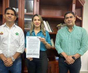 Sandra Isabel Brito Linero, gerente del SETP, y Julio del Castillo Lozano, subdirector del Centro de Logística y Promoción Ecoturística del SENA. 