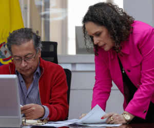 El Presidente Petro y la Ministra de Transporte, María Constanza García.