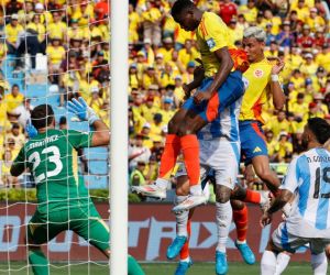 Mosquera y James Rodríguez anotaron los dos tantos de Colombia.