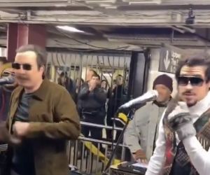 Bad Bunny y Jimmy Fallon en el metro. 