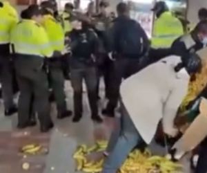 Durante un operativo de recuperación del espacio público en Tunja, una vendedora ambulante perdió su mercancía cuando uniformados intentaron desalojarla, generando críticas en redes. 