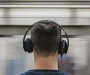 El uso continuo de audífonos aumenta el riesgo