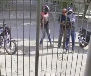 En cuestión de segundos, los delincuentes atracaron al ciudadano.