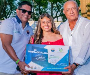 Entrega de computadores a estudiantes de primer semestre de Talento Magdalena.