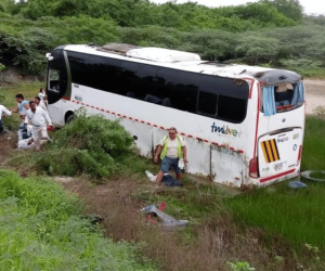 Bus accidentado en la vía al corregimiento de Barú.