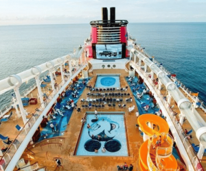 Padre salta al mar para salvar a su hija tras caer desde un crucero de Disney
