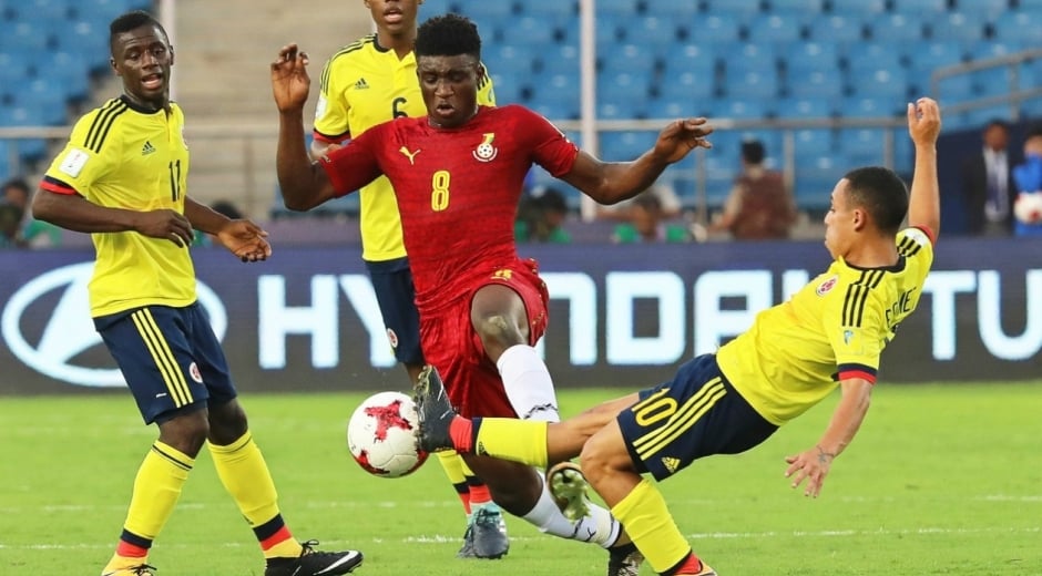 El colombiano Brayan Gomez (d) disputa un balón con el ghanés Kudus Mohammed (c) durante un encuentro correspondiente al grupo A del Mundial sub17 de fútbol disputado en el Jawaharlal Nehru Stadium, en Nueva Delhi, India.