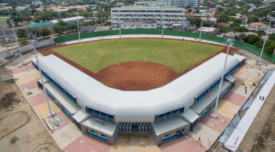 Panorámica del estadio de softbol, prácticamente terminado.