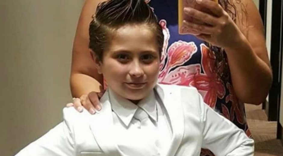 Cady, la niña que se vistió de traje para su primera comunión