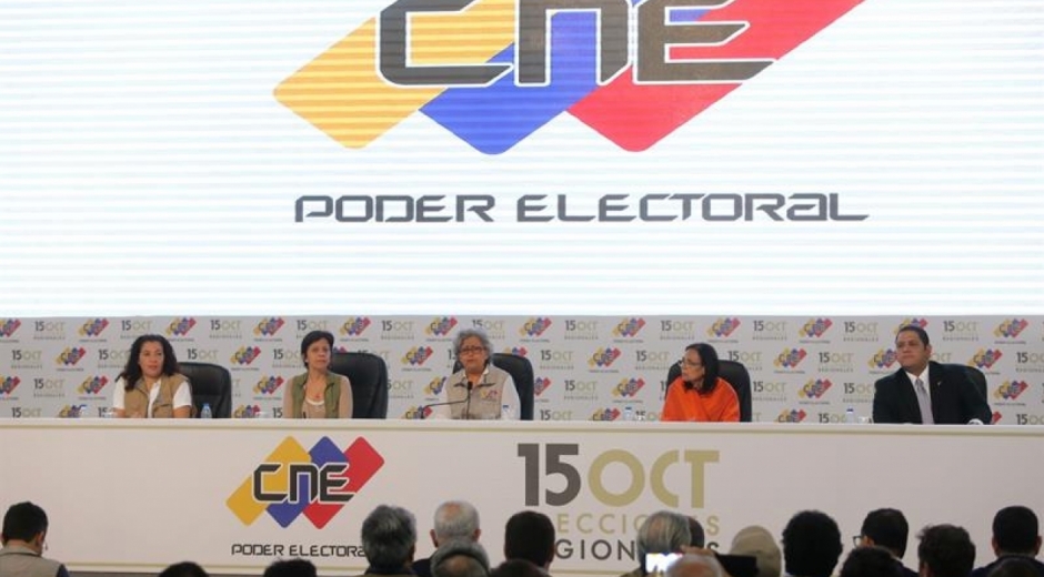 Fotografía cedida por la Agencia Venezolana de Noticias (AVN), de (i-d) los rectores del Consejo Nacional Electoral (CNE), mientras participan en el anuncio de resultados oficiales de las elecciones regionales.