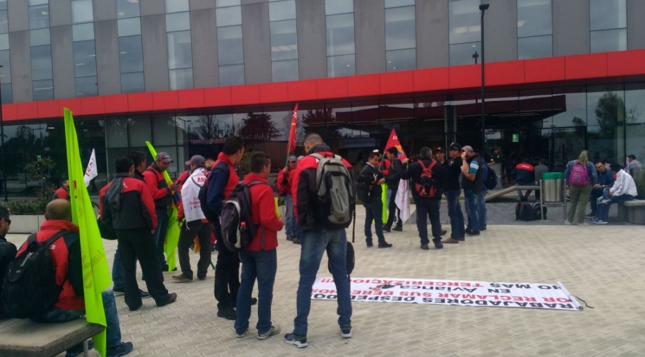 Seguimiento.co Empleados de la operación terrestre de Avianca protestaron por el traslado injustificado.