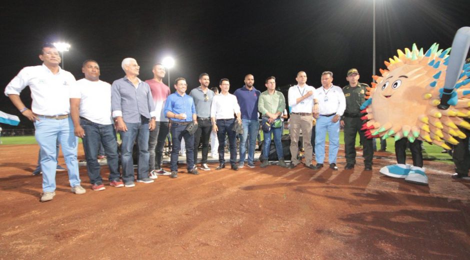 Rafael Martínez y Carlos Caicedo, durante la inauguración del estadio de béisbol