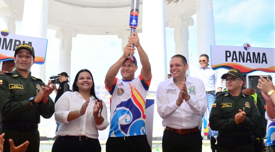 Edgardo Pérez, alcalde de Ciénaga, acompañó el recibimiento de la llama bolivariana.