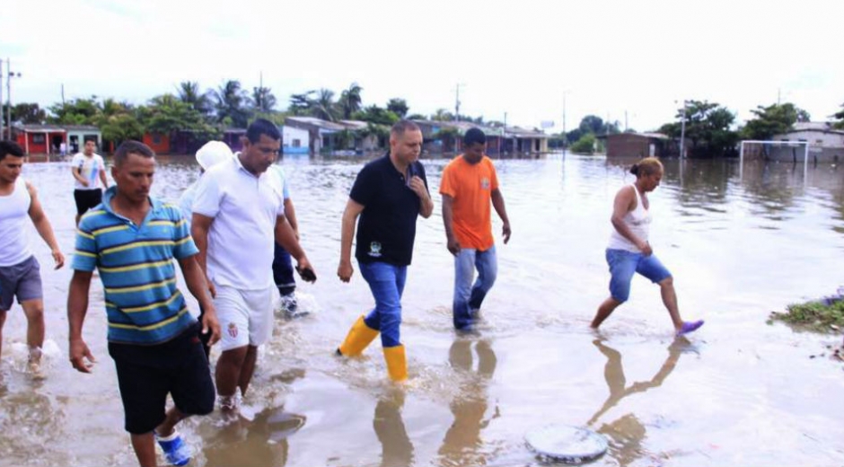 El alcalde recorrió los barrios afectados por la emergencia invernal.