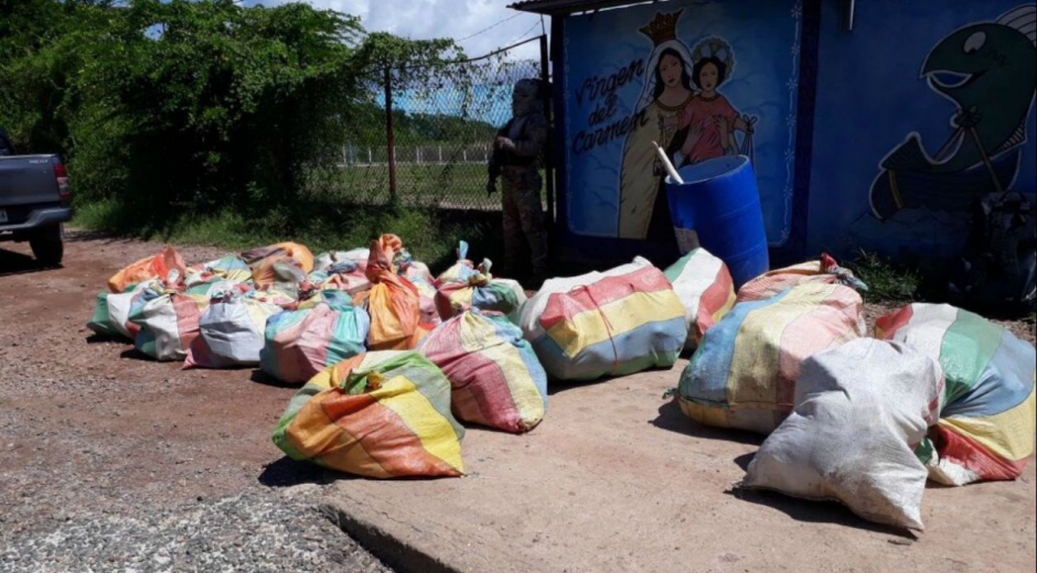 Las autoridades contabilizaron 27 bultos con 723 paquetes de la sustancia ilícita aún por determinar.