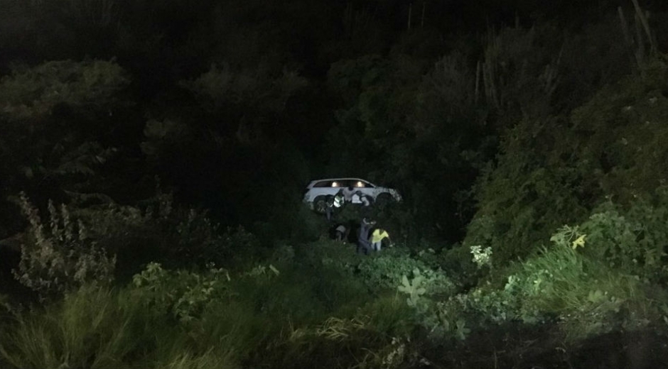 Transeúntes que pasaban por el lugar tomaron fotografías del accidente.