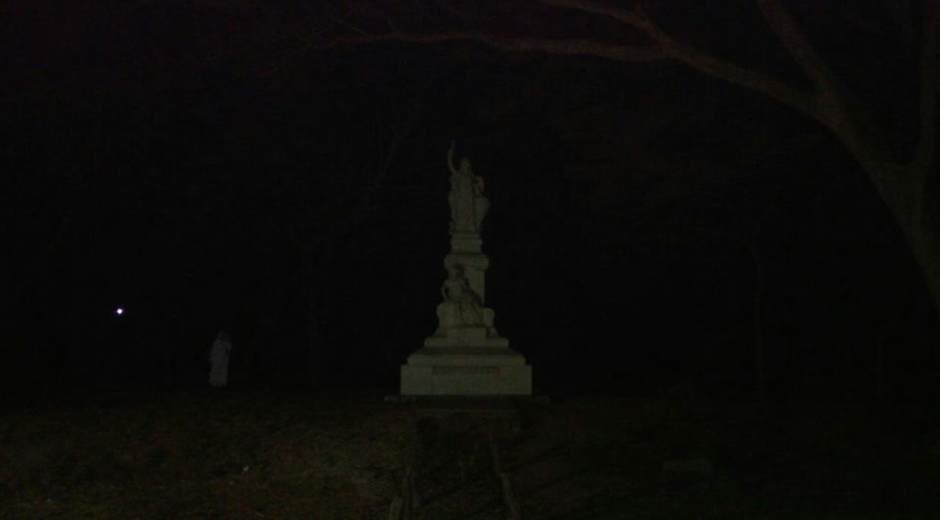 Imagen donde se aprecia una figura femenina, aparentemente la llorona, en la Quinta de San Pedro Alejandrino.