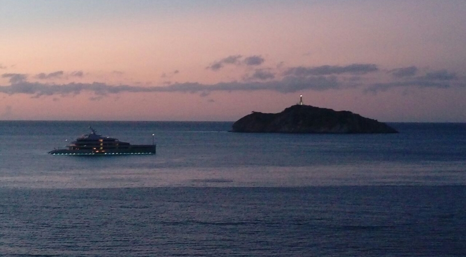 Una vista de lujo en la Bahía con la presencia del yate ‘My Savannah’.