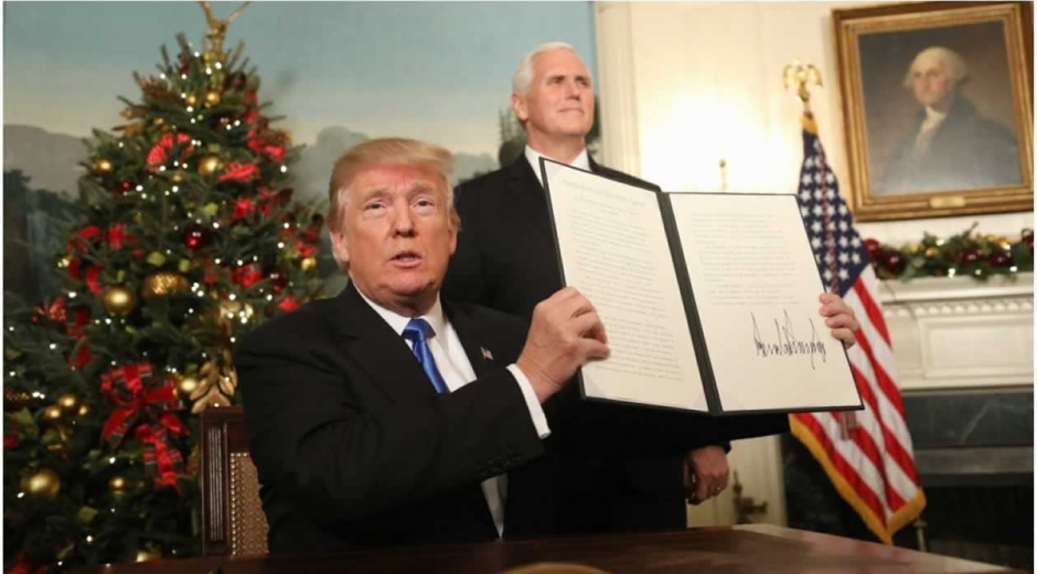  El presidente de EE.UU., Donald Trump, firma su proclamación en la sala de recepciones diplomáticas de la Casa Blanca, en Washington.