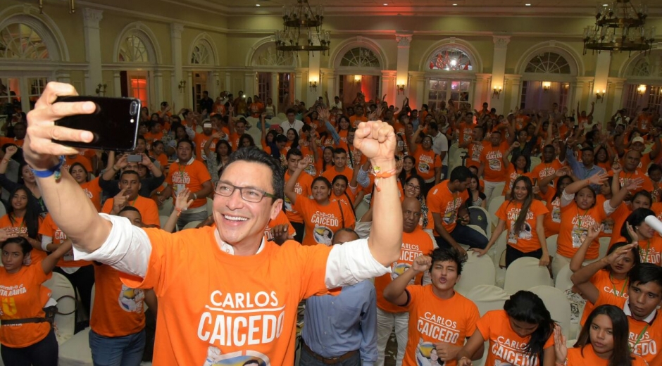 Selfie del aspirante Carlos Caicedo con los asistentes al evento del jueves.