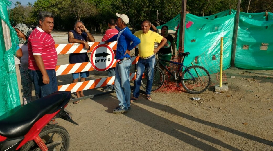 Desde la mañana de este lunes, residentes de la calle 30 con 4 bloquean el acceso a la obra.