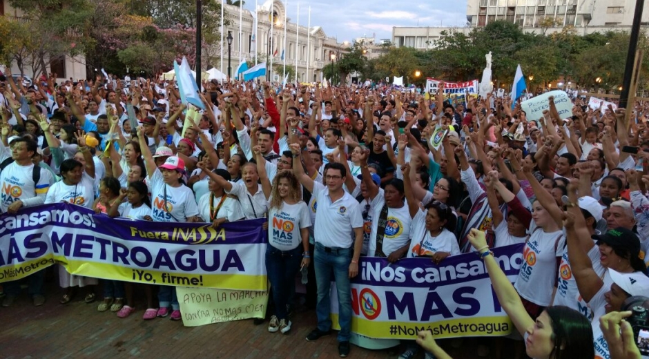 Miles de personas terminaron su recorrido en la plaza de Bolívar. 