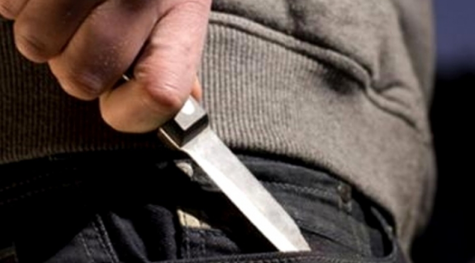 El sujeto intimido a su madre con un arma blanca. 