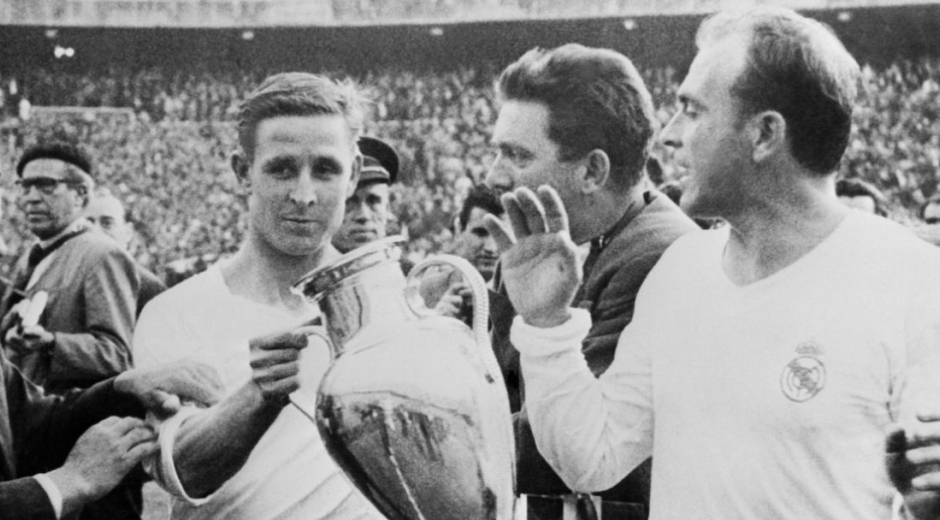 Raymond Kopa sostiene el trofeo de la Liga de Europa con Alfredo Di Stéfano.