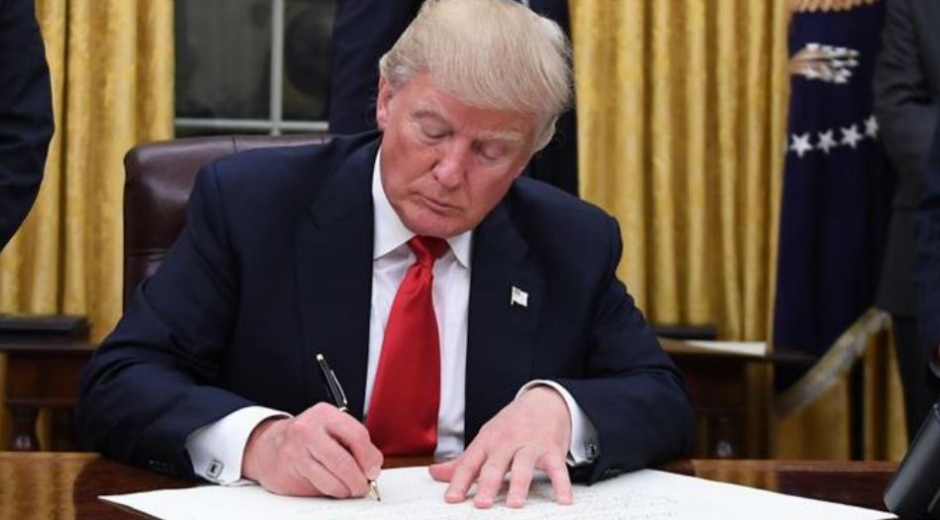 Presidente de los Esatados Unidos, Donald Trump, firmando el decreto.