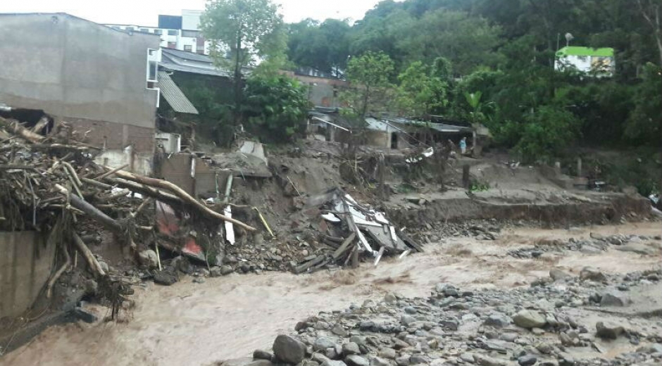 Las fuertes lluvias provocan deslizamientos que ponen en riesgo la vida de personas.