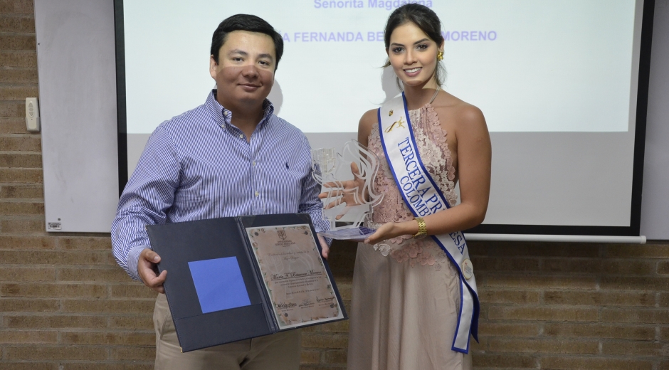 María Fernanda Betancur recibiendo el reconocimiento de manos del subsecretario general de la Universidad Sergio Arboleda, Juan Pablo Santrich.