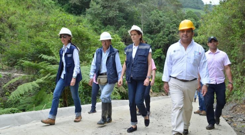 Manuel Vives Rovira (der) haciendo una visita a terreno con la Gobernadora. 